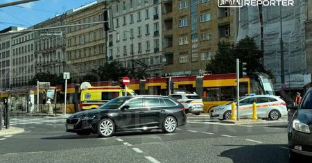 Warszawa: Odbiła się od odjeżdżającego tramwaju na Placu Konstytucji. Ruch był zablokowany