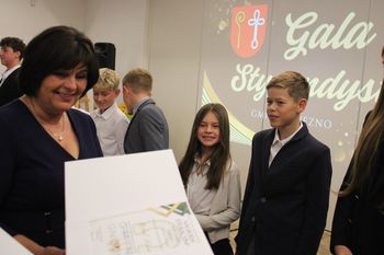 Gniezno: Stypendia gminy. Uczniowie zostali nagrodzeni za osiągnięcia naukowe i sportowe