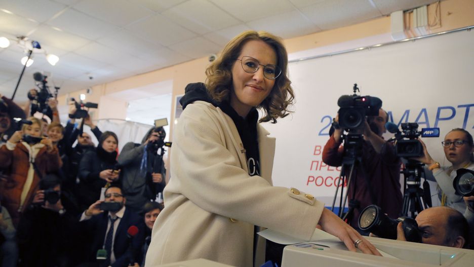 Ksenia Sobczak to prezenterka telewizyjna oraz córka byłego mera Petersburga Anatolija Sobczaka, człowieka bliskiego Putinowi