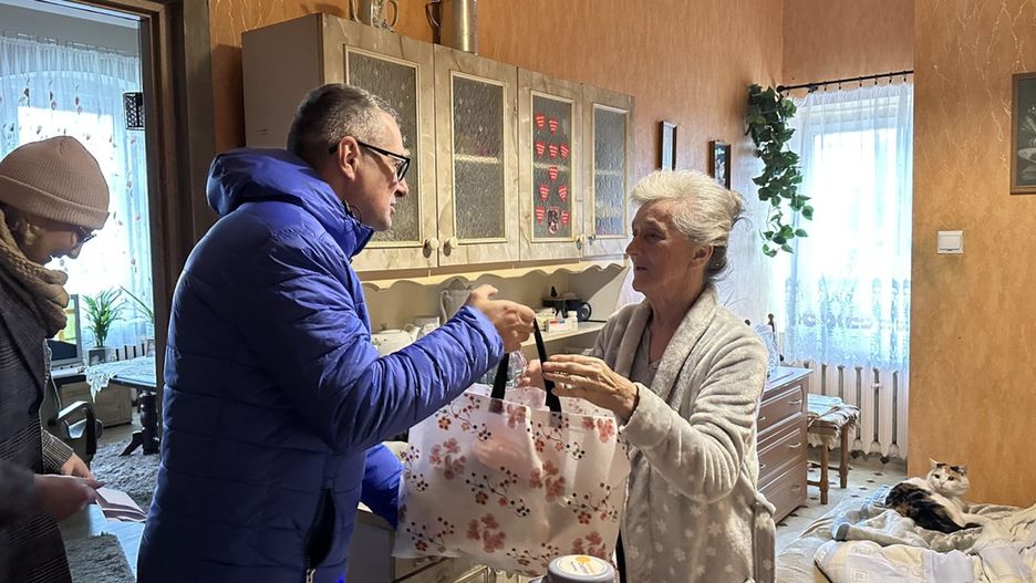 Wójt Rafał Plezia i GOPS zapukali do drzwi seniorów (mat prasowe)
