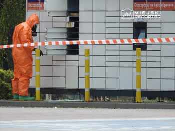 Bródno: Tajemnicza substancja zalała paczkomat. Wyciekała ze skrytki