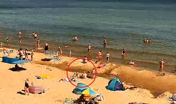 Kamera uchwyciła ich na plaży w Chłapowie. Lepiej tak nie rób