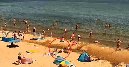 Kamera uchwyciła ich na plaży w Chłapowie. Lepiej tak nie rób