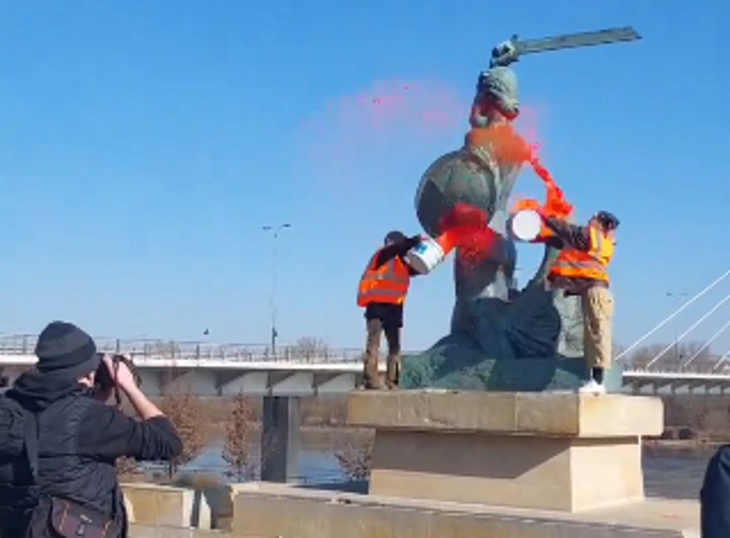 Warszawska syrenka oblana farbą. Tak świętują aktywistki