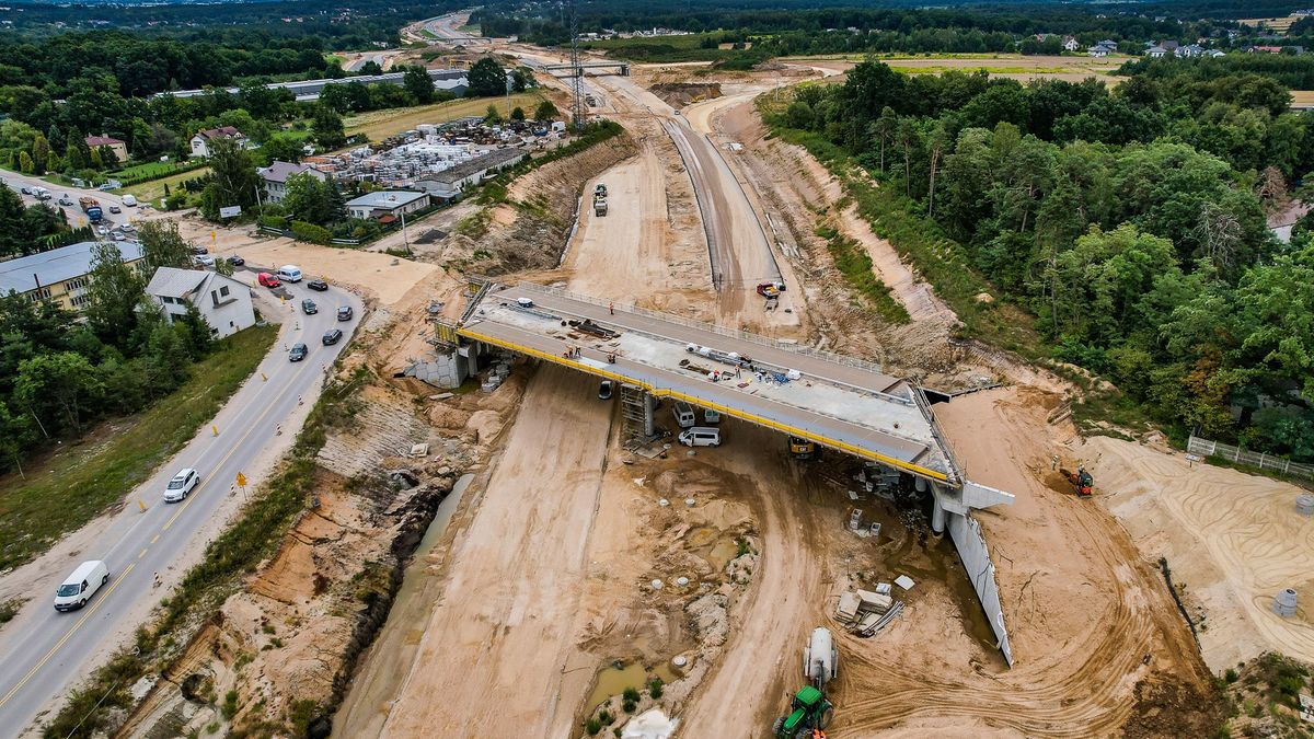 Budowa autostrady A2 na wschód od Warszawy (sierpień 2023 r.), zdjęcie ilustracyjne