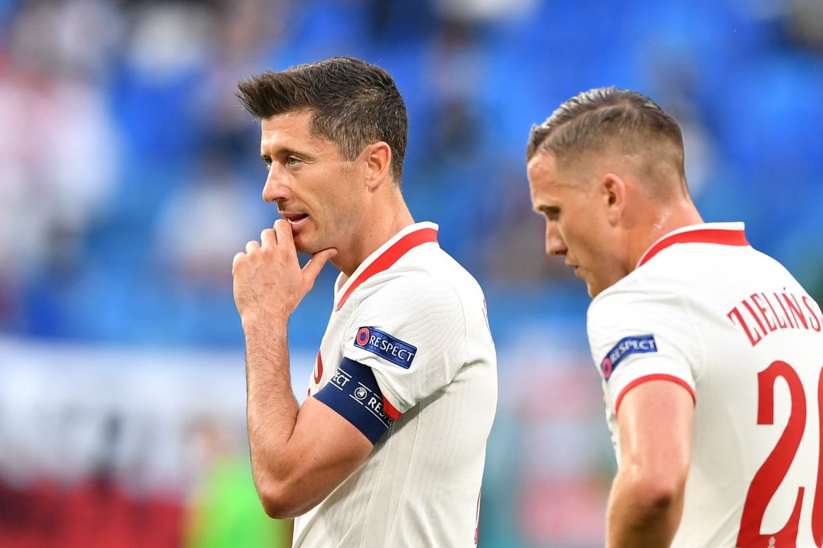 Piłkarskie mistrzostwa Europy - Euro 2020. Polacy Robert Lewandowski i Piotr Zieliński podczas pierwszego meczu grupy E piłkarskich mistrzostw Europy ze Słowacją na Gazprom Arenie w Sankt Petersburgu