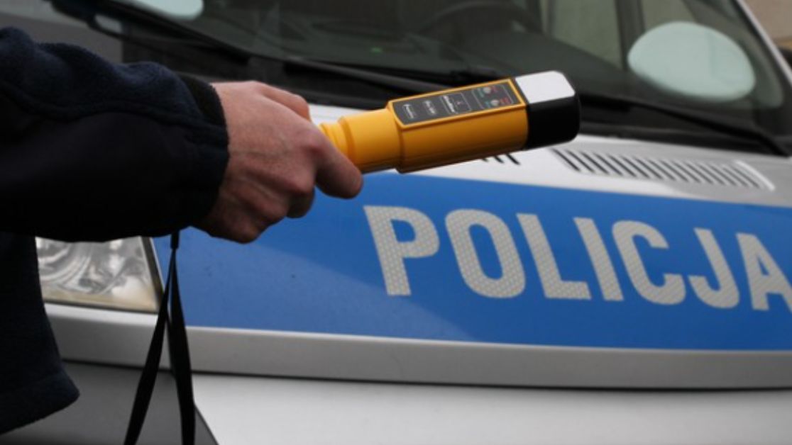 Alkomat i policyjny radiowóz