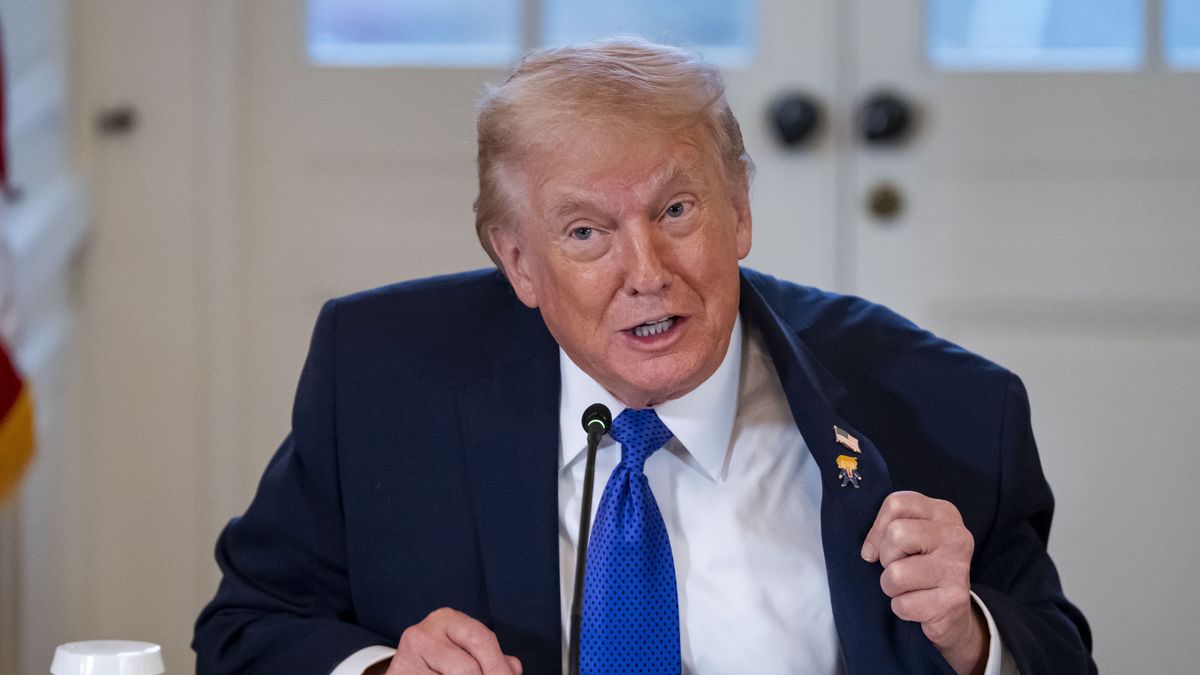 US President Donald Trump shows off his 'Happy Trump' pin during a meeting with oil and gas executives in the East Room of the White House in Washington, DC, USA, 09 January 2026. The meeting included executives from Exxon, Shell, Chevron, and Conoco. Trump is hoping to persuade oil executives to return to Venezuela. EPA/BONNIE CASH / POOL Dostawca: PAP/EPA.