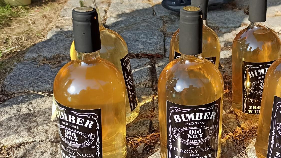 Bimber pędzony nocą. 