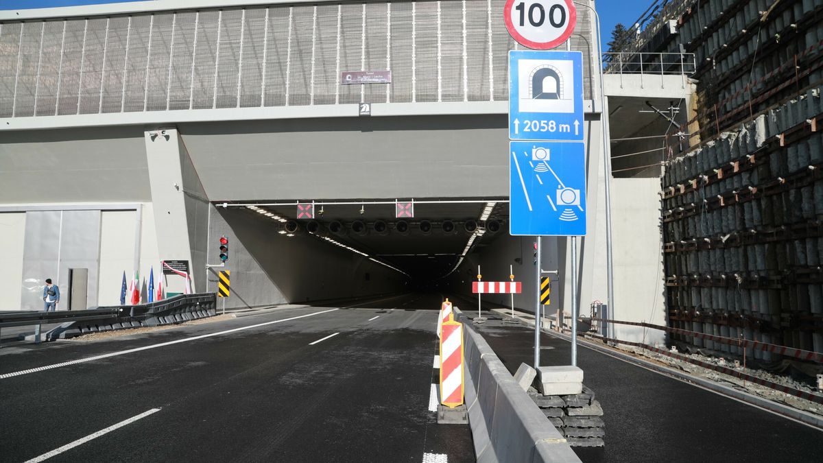 Otwarcie tunelu na Zakopiance
Fot. Jan Graczynski/East News, Skomielina Biala, 12.11.2022. Otwarcie tunelu w ciagu Zakopianki. Tunel o dlugosci 2058 m, wydrazono w gorze Lubon Maly na odcinku Naprawa-Skomielina Biala.
Jan Graczynski