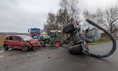 Wypadek traktora i auta. Beczkowóz przewrócił się na bok