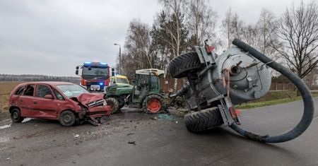 Wypadek traktora i auta. Beczkowóz przewrócił się na bok