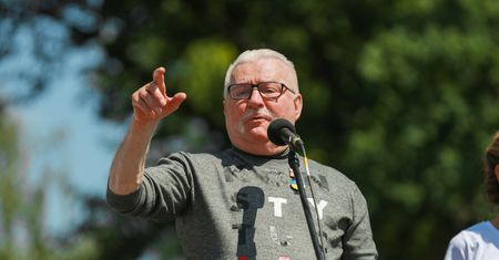 Kazali mu kończyć. Tłum skandował, Wałęsa aż się poddał