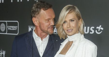 Żona Pazury w czerwonym bikini. Nie potrafiła zachować powagi