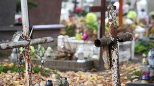 Ty odwiedzasz groby bliskich. A złodzieje wypatrują na cmentarzu okazji