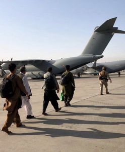 W tajemnicy dolecieli do Kabulu. Amerykanie są wściekli