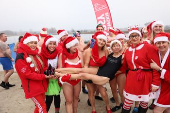 Piotrków Trybunalski: Morsowanie i Mikołajkowy Kiermasz Ciast dla Filipa Grzybowskiego. Zobaczcie, jak było kąpielisku "Słoneczko"