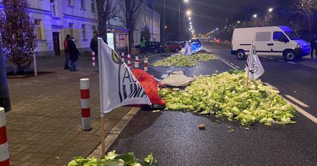 Martwe zwierzęta przy domu Kaczyńskiego. Nocny protest rolników