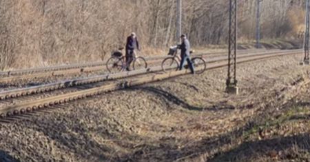 To nie wytwór AI. Spójrzcie na dwóch mężczyzn. Szok