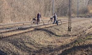 To nie wytwór AI. Spójrzcie na dwóch mężczyzn. Szok