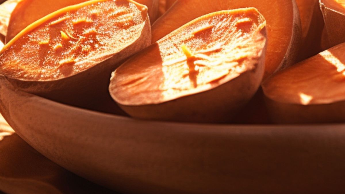 Pokrojone bataty w bambusowej miseczce