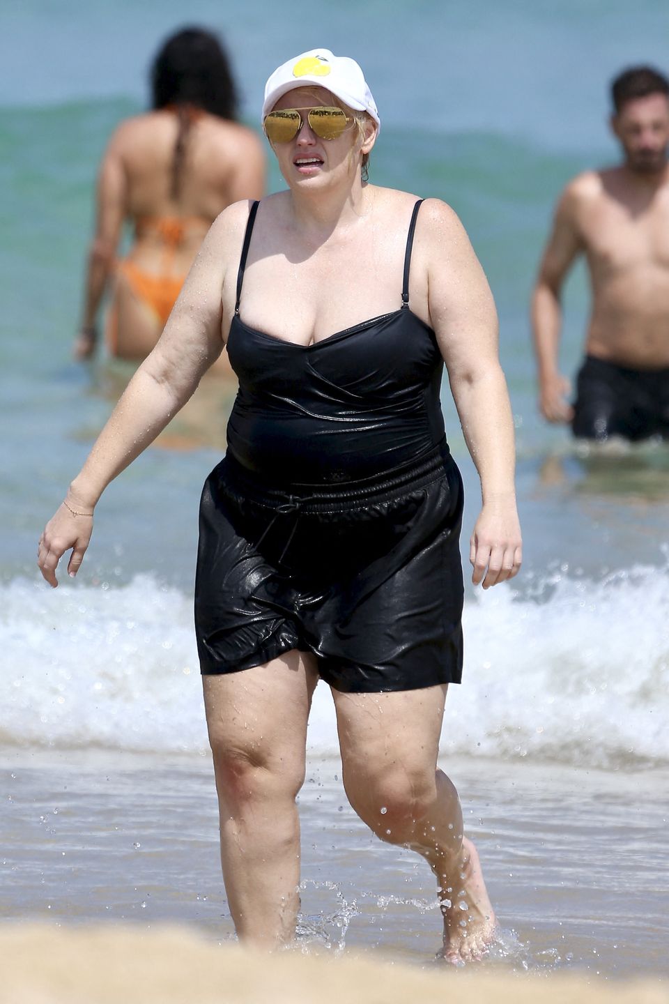 Rebel Wilson "przyłapana" z narzeczoną na plaży