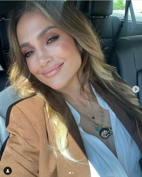 Jennifer Lopez pozuje w bielźnie