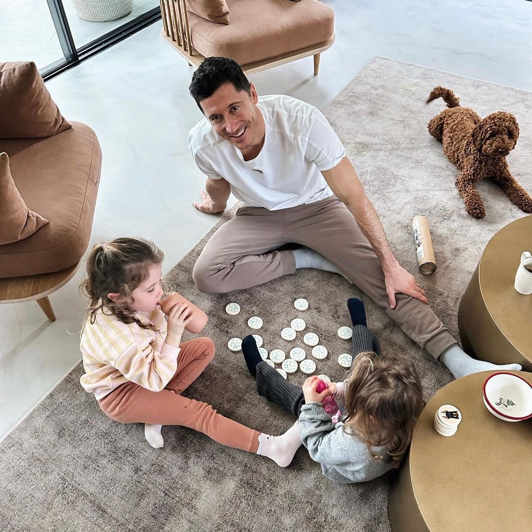 Robert Lewandowski z córkami