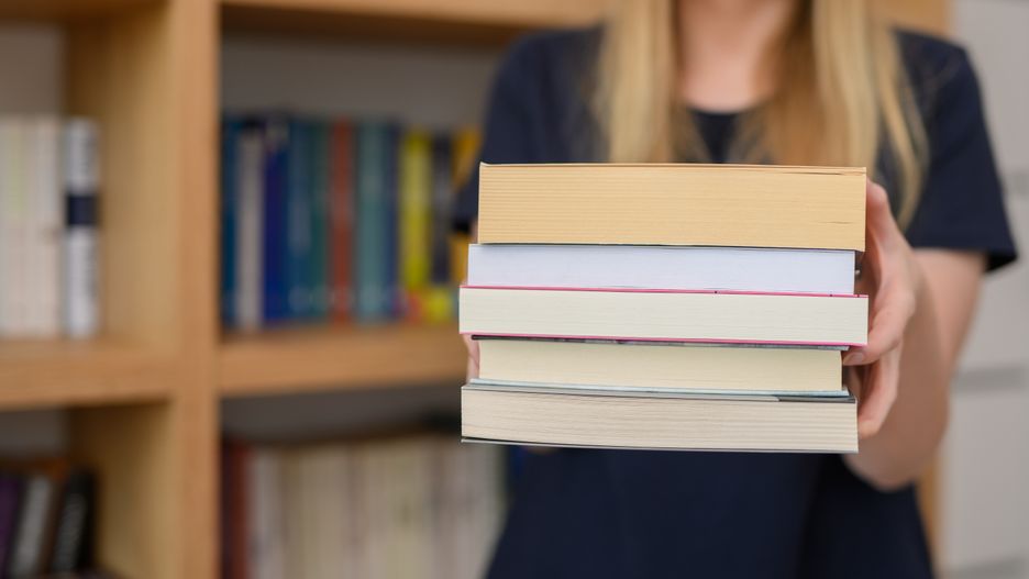 Nowocześniej w wypożyczalni głównej Wojewódzkiej i Miejskiej Bib