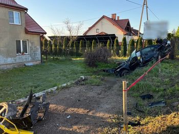 Tragiczny wypadek w Pieckach. Volvo wypadło z drogi i śmiertelnie potrąciło pieszego. Sprawca był nietrzeźwy