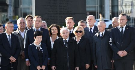 Awantura na miesięcznicy. Kaczyński zagłuszany okrzykami