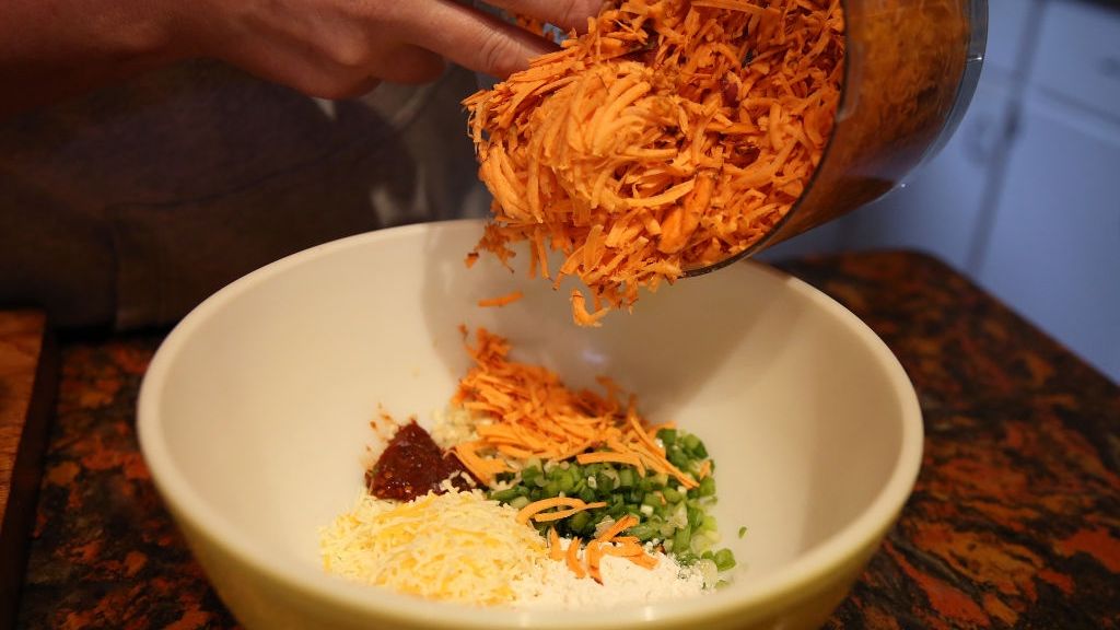 Najwięcej tłuszczów nasyconych zawiera parmezan, cheddar i ser halloumi.