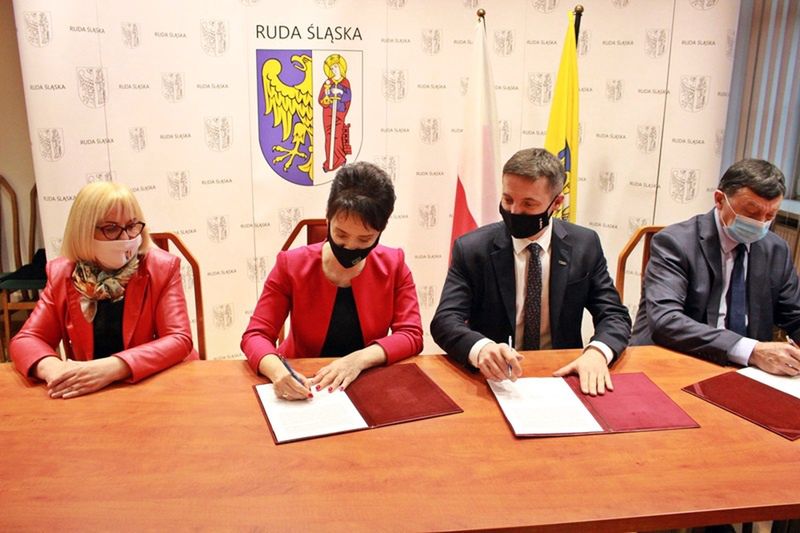 Śląskie. Przedstawiciele gmin górniczych i branży okołogórniczej wystosowali apel w sprawie śląskiego okrągłego stołu.Sygnatariusze stanowiska - samorządowcy zrzeszeni w Śląskim Związku Gmin i Powiatów oraz Stowarzyszeniu Gmin Górniczych w Polsce oraz przedstawiciele Górniczej Izby Przemysłowo-Handlowej - zwrócili uwagę, że ze względu na bezprecedensową skalę zmian, które mogą nastąpić, niezbędny jest szeroki dialog i wypracowanie nowych kierunków rozwojowych, rozwiązań zaradczych i działań osłonowych w jak najszerszym gronie. - Tylko w ten sposób unikniemy kryzysu, który już wkrótce może dotknąć nasz region. Stąd też wzywamy do powołania „śląskiego okrągłego stołu”, przy którym zasiądzie nie tylko strona rządowa i społeczna, ale także podmioty, które zostały pominięte, w szczególności samorządy i firmy okołogórnicze – podkreśla Piotr Kuczera, Przewodniczący Śląskiego Związku Gmin i Powiatów, prezydent Rybnika. – Chcemy wysłuchać różnych głosów i uzgodnić wspólne cele dalszych działań, a także przystąpić do wspólnych prac nad dokumentem, który umożliwi przekształcenie naszego regionu w taki sposób, aby wykorzystać jego potencjał i wzmocnić dalszy rozwój – dodaje prezydent Rybnika. Inicjatorzy stanowiska wyrażają w nim zadowolenie z faktu, iż strona rządowa i społeczna zbliżają się do osiągnięcia porozumienia i wypracowania tzw. umowy społecznej. Śląskie. Okrągły stół dotyczący transformacji górniczej i energetycznej Jednocześnie podkreślają, że proces ten odbywa się z pominięciem innych zainteresowanych stron. Samorządowcy i przedstawiciele biznesu przypominają, że Śląsk zamieszkuje ok. 4,5 mln ludzi, z czego zatrudnieni w kopalniach górnicy to ok. 83 tys. osób, co stanowi niecałe 2 proc. mieszkańców. Z kolei nawet 400 tys. osób, czyli blisko 10 proc. mieszkańców, jest związanych z górnictwem pośrednio i współpraca z tym sektorem to główne źródło ich utrzymania. - Dopiero w tym kontekście widać prawdziwą skalę wyzwań oraz liczbę zagrożonych miejsc pracy, a także wymiar możliwego kryzysu gospodarczego i społecznego – wyjaśnia Grażyna Dziedzic, prezydent Rudy Śląskiej, członek Zarządu Śląskiego Związku Gmin i Powiatów. - Ten kryzys wywołany może zostać nie tylko przez wysokie bezrobocie, ale także obniżenie dochodów z podatków PIT, CIT, czy też od nieruchomości, a to głównie z nich samorządy finansują bieżącą działalność – dodaje prezydent Rudy Śląskiej. Transformacja energetyczna. Minimalizacja skutków społecznych i gospodarczych O tym, jak ważne jest wypracowanie jak najszybciej rozwiązań dla całego Śląska, przekonana jest także Anna Hetman, przewodnicząca Zarządu Stowarzyszenia Gmin Górniczych w Polsce, prezydent Jastrzębia-Zdroju. - Jesteśmy w przededniu gwałtownych przemian, które nastąpią w naszym regionie i w Polsce. Od decyzji, które teraz podejmiemy, zależy przyszłość gmin górniczych w Polsce – wskazuje. - Transformacja przyniesie najwięcej pożytku wtedy, kiedy będziemy szeroko rozmawiać na ten temat. Tylko w ten sposób zminimalizujemy jej skutki społeczne i gospodarcze – dodaje. W przyjętym dokumencie przeczytać można, jak ważne jest włączenie w proces podejmowania decyzji, poza samorządami lokalnymi, również instytucji zrzeszających firmy okołogórnicze i inne podmioty działające w regionie. - Sektor górniczy to nie tylko wydobywanie węgla, ale także produkcja maszyn i urządzeń górniczych, specjalistyczne usługi, czy też instytuty naukowo-badawcze. Aby móc przygotować jakikolwiek program, w pracach nad nim muszą uczestniczyć wszystkie strony, które mogą być objęte skutkami przemian. Dlatego, oprócz dwustronnego porozumienia, potrzebna jest szeroka umowa społeczna, która uwzględni interesy samorządów lokalnych i całego przemysłu górniczego – zastrzega Janusz Olszowski, Prezes Górniczej Izby Przemysłowo-Handlowej. Śląski okrągły stół równoległy wobec negocjacji o tzw. umowie społecznej Jak wskazują samorządowcy zrzeszeni w Śląskim Związku Gmin i Powiatów oraz Stowarzyszeniu Gmin Górniczych w Polsce, propozycja „okrągłego stołu” to inicjatywa, która powinna być realizowana równolegle do toczonych przez stronę rządową i społeczną negocjacji dotyczących tzw. umowy społecznej. – Toczące się rozmowy dotyczą głównie spraw osłonowych dla zatrudnionych górników. My patrzymy szerzej, potrzeba nam bowiem rozwiązań dla całych lokalnych społeczności, a także dla całej branży okołogórniczej – podkreśla Anna Hetman. Śląski Związek Gmin i Powiatów jest największą regionalną organizacją samorządową w Polsce, zrzeszającą 140 jednostek samorządu terytorialnego z województwa śląskiego (w tym wszystkie miasta na prawach powiatu). Stowarzyszenie Gmin Górniczych w Polsce skupia 28 górniczych gmin członkowskich z województw: śląskiego, małopolskiego, lubelskiego oraz dolnośląskiego. Górnicza Izba Przemysłowo-Handlowa to organizacja samorządu gospodarczego zrzeszająca m.in. kopalnie węgla kamiennego i brunatnego, producentów maszyn i urządzeń górniczych, firmy usługowe działające na rzecz górnictwa oraz jednostki naukowo-badawcze. Członkowie Górniczej Izby Przemysłowo-Handlowej zatrudniają ponad 100 tys. pracowników.