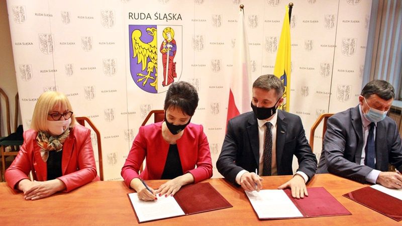 Śląskie. Przedstawiciele gmin górniczych i branży okołogórniczej wystosowali apel w sprawie śląskiego okrągłego stołu.Sygnatariusze stanowiska - samorządowcy zrzeszeni w Śląskim Związku Gmin i Powiatów oraz Stowarzyszeniu Gmin Górniczych w Polsce oraz przedstawiciele Górniczej Izby Przemysłowo-Handlowej - zwrócili uwagę, że ze względu na bezprecedensową skalę zmian, które mogą nastąpić, niezbędny jest szeroki dialog i wypracowanie nowych kierunków rozwojowych, rozwiązań zaradczych i działań osłonowych w jak najszerszym gronie. - Tylko w ten sposób unikniemy kryzysu, który już wkrótce może dotknąć nasz region. Stąd też wzywamy do powołania „śląskiego okrągłego stołu”, przy którym zasiądzie nie tylko strona rządowa i społeczna, ale także podmioty, które zostały pominięte, w szczególności samorządy i firmy okołogórnicze – podkreśla Piotr Kuczera, Przewodniczący Śląskiego Związku Gmin i Powiatów, prezydent Rybnika. – Chcemy wysłuchać różnych głosów i uzgodnić wspólne cele dalszych działań, a także przystąpić do wspólnych prac nad dokumentem, który umożliwi przekształcenie naszego regionu w taki sposób, aby wykorzystać jego potencjał i wzmocnić dalszy rozwój – dodaje prezydent Rybnika. Inicjatorzy stanowiska wyrażają w nim zadowolenie z faktu, iż strona rządowa i społeczna zbliżają się do osiągnięcia porozumienia i wypracowania tzw. umowy społecznej. Śląskie. Okrągły stół dotyczący transformacji górniczej i energetycznej Jednocześnie podkreślają, że proces ten odbywa się z pominięciem innych zainteresowanych stron. Samorządowcy i przedstawiciele biznesu przypominają, że Śląsk zamieszkuje ok. 4,5 mln ludzi, z czego zatrudnieni w kopalniach górnicy to ok. 83 tys. osób, co stanowi niecałe 2 proc. mieszkańców. Z kolei nawet 400 tys. osób, czyli blisko 10 proc. mieszkańców, jest związanych z górnictwem pośrednio i współpraca z tym sektorem to główne źródło ich utrzymania. - Dopiero w tym kontekście widać prawdziwą skalę wyzwań oraz liczbę zagrożonych miejsc pracy, a także wymiar możliwego kryzysu gospodarczego i społecznego – wyjaśnia Grażyna Dziedzic, prezydent Rudy Śląskiej, członek Zarządu Śląskiego Związku Gmin i Powiatów. - Ten kryzys wywołany może zostać nie tylko przez wysokie bezrobocie, ale także obniżenie dochodów z podatków PIT, CIT, czy też od nieruchomości, a to głównie z nich samorządy finansują bieżącą działalność – dodaje prezydent Rudy Śląskiej. Transformacja energetyczna. Minimalizacja skutków społecznych i gospodarczych O tym, jak ważne jest wypracowanie jak najszybciej rozwiązań dla całego Śląska, przekonana jest także Anna Hetman, przewodnicząca Zarządu Stowarzyszenia Gmin Górniczych w Polsce, prezydent Jastrzębia-Zdroju. - Jesteśmy w przededniu gwałtownych przemian, które nastąpią w naszym regionie i w Polsce. Od decyzji, które teraz podejmiemy, zależy przyszłość gmin górniczych w Polsce – wskazuje. - Transformacja przyniesie najwięcej pożytku wtedy, kiedy będziemy szeroko rozmawiać na ten temat. Tylko w ten sposób zminimalizujemy jej skutki społeczne i gospodarcze – dodaje. W przyjętym dokumencie przeczytać można, jak ważne jest włączenie w proces podejmowania decyzji, poza samorządami lokalnymi, również instytucji zrzeszających firmy okołogórnicze i inne podmioty działające w regionie. - Sektor górniczy to nie tylko wydobywanie węgla, ale także produkcja maszyn i urządzeń górniczych, specjalistyczne usługi, czy też instytuty naukowo-badawcze. Aby móc przygotować jakikolwiek program, w pracach nad nim muszą uczestniczyć wszystkie strony, które mogą być objęte skutkami przemian. Dlatego, oprócz dwustronnego porozumienia, potrzebna jest szeroka umowa społeczna, która uwzględni interesy samorządów lokalnych i całego przemysłu górniczego – zastrzega Janusz Olszowski, Prezes Górniczej Izby Przemysłowo-Handlowej. Śląski okrągły stół równoległy wobec negocjacji o tzw. umowie społecznej Jak wskazują samorządowcy zrzeszeni w Śląskim Związku Gmin i Powiatów oraz Stowarzyszeniu Gmin Górniczych w Polsce, propozycja „okrągłego stołu” to inicjatywa, która powinna być realizowana równolegle do toczonych przez stronę rządową i społeczną negocjacji dotyczących tzw. umowy społecznej. – Toczące się rozmowy dotyczą głównie spraw osłonowych dla zatrudnionych górników. My patrzymy szerzej, potrzeba nam bowiem rozwiązań dla całych lokalnych społeczności, a także dla całej branży okołogórniczej – podkreśla Anna Hetman. Śląski Związek Gmin i Powiatów jest największą regionalną organizacją samorządową w Polsce, zrzeszającą 140 jednostek samorządu terytorialnego z województwa śląskiego (w tym wszystkie miasta na prawach powiatu). Stowarzyszenie Gmin Górniczych w Polsce skupia 28 górniczych gmin członkowskich z województw: śląskiego, małopolskiego, lubelskiego oraz dolnośląskiego. Górnicza Izba Przemysłowo-Handlowa to organizacja samorządu gospodarczego zrzeszająca m.in. kopalnie węgla kamiennego i brunatnego, producentów maszyn i urządzeń górniczych, firmy usługowe działające na rzecz górnictwa oraz jednostki naukowo-badawcze. Członkowie Górniczej Izby Przemysłowo-Handlowej zatrudniają ponad 100 tys. pracowników.