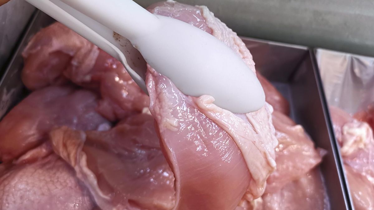 Przerośniętą tkankę tłuszczową ma większość filetów dostępnych w popularnych sieciach