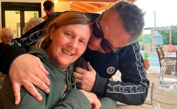 Żona Muńka Staszczyka wiedziała, że ją zdradza. "Padał na kolana, płakał i prosił"