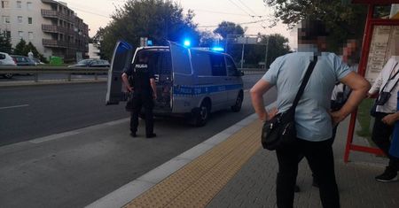 Jechał bez biletu, chciał uciec. Agresywny pasażer wypchnął z autobusu kontrolerkę biletów