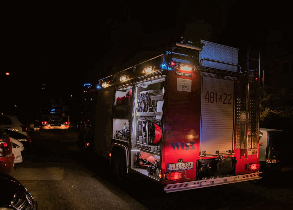 Śląskie. Działania przy pożarze budynku wielokondygnacyjnego w Jaworznie prowadziły zastępy straży pożarnej, a także pogotowia gazowego, policji oraz straży miejskiej.