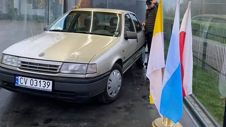 W podwarszawskim Radzyminie stanęła gablota z autem, którym jeździł św. Jan Paweł II