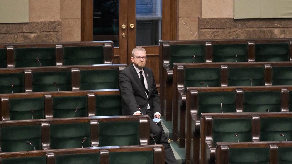 Dariusz BraunWarszawa, 15.09.2021. Pose� Konfederacji Dariusz Braun na sali plenarnej Sejmu, 15 bm. Sejm ko�czy 36. posiedzenie. Pos�owie wys�uchali m.in. informacji ministra zdrowia w sprawie organizacji Narodowego Programu Szczepie�. (jm) PAP/Mateusz MarekMateusz Marek36 36., politycy, polityk, pose�, posiedzenie, pos�owie, sejm