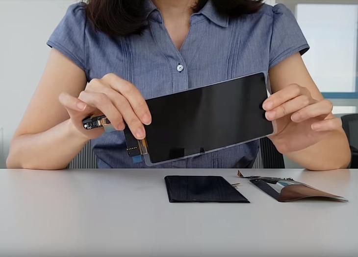 Samsung zaprezentował niedawno "niezniszczalny ekran OLED", który może być wykorzystany w składanych smartfonach