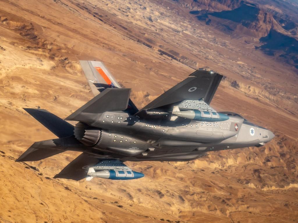  F-35I z dwoma bombami BGU-31 JDAM.