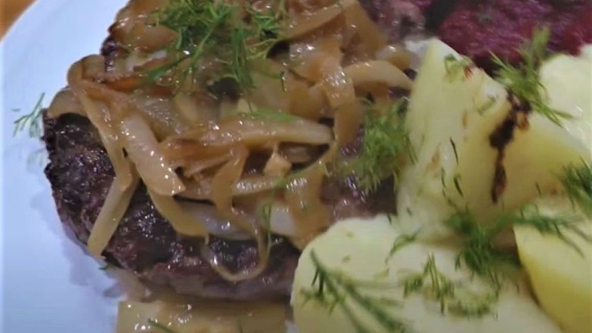 Przepis na rumsztyk z cebulą 