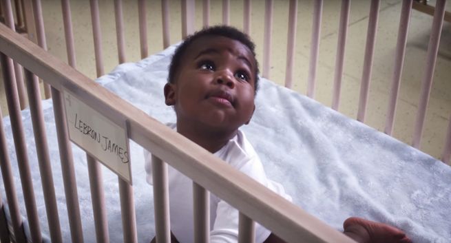 Niemowlęta w roli gwiazd sportu reklamują Nike (wideo)