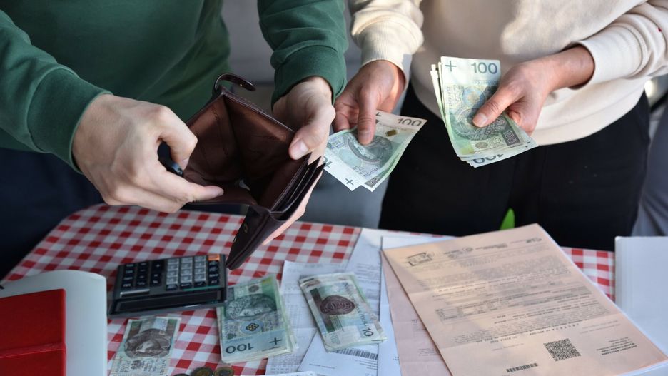 Stock Bart?omiej Magierowski
Fot. Bartlomiej Magierowski/EastNews. Wroclaw 8.11.2022. Prawie 20 procentowa inflacja w Polsce. Coraz wieksze wydatki na zywnosc i rachunki. N/z: malzenstwo planuje wydatki, pusty portfel.
Bartlomiej Magierowski