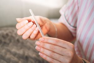 Minimalizm nie idzie w odstawkę. Teraz furorę robią takie paznokcie