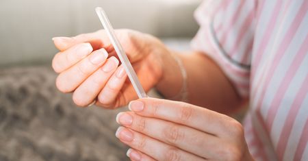 Minimalizm nie idzie w odstawkę. Teraz furorę robią takie paznokcie