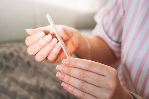 Minimalizm nie idzie w odstawkę. Teraz furorę robią takie paznokcie