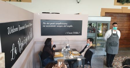 Koronawirus na świecie. Pomysł z Włoch może uratować restauracje. Klientów ochronią bariery z pleksi