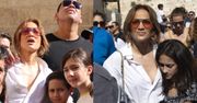 Uduchowiona Jennifer Lopez zwiedza Jerozolimę w rozpiętej koszuli (FOTO)